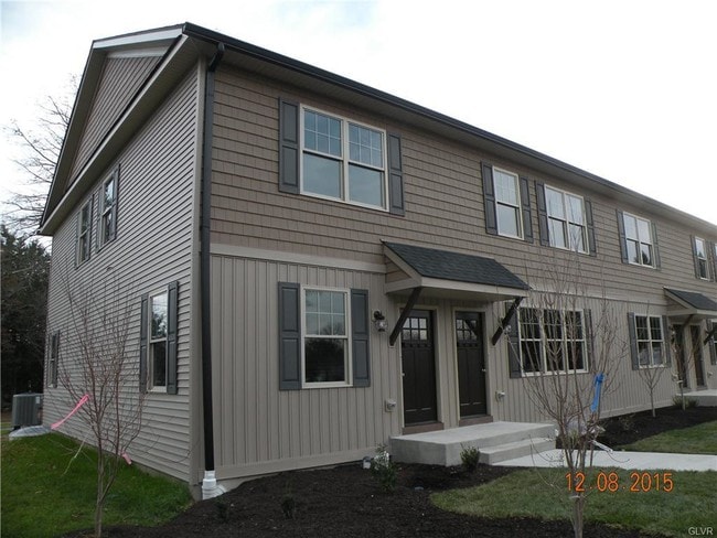 Building Photo - 631 Linden St
