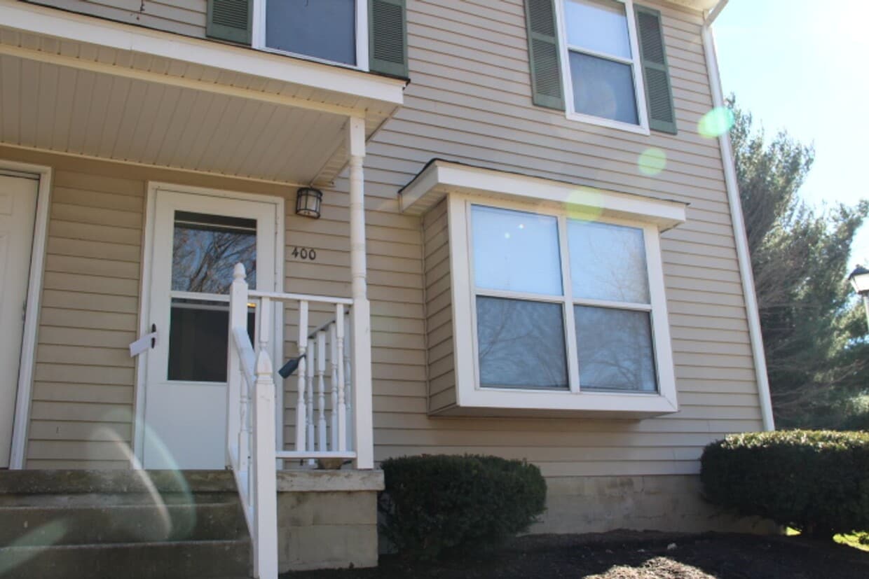 Primary Photo - 4 Bed/2 1/2 Bath Bus Line Reserved Parking