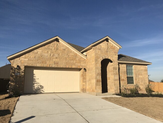 Building Photo - FIVE BEDROOM, THREE BATH 1-STORY HOME