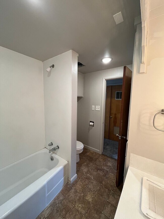 Foto del edificio - 2 Bedroom - 1 bath apartment