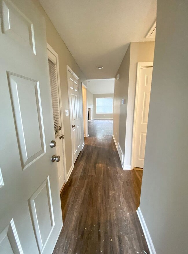 Building Photo - 3 bed, 2 bath in Cordova with new ss appli...