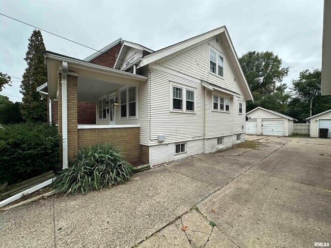 Building Photo - 518 E Arcadia Ave