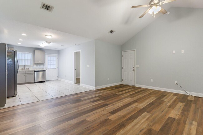 Building Photo - 515 Grand Ridge Dr