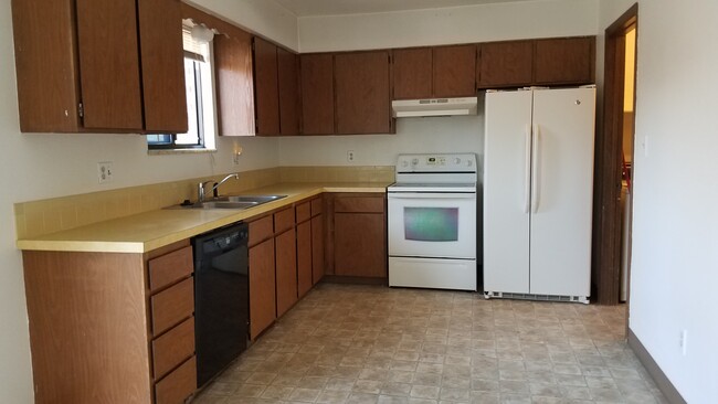 Kitchen - 3620 Sheridan Ave