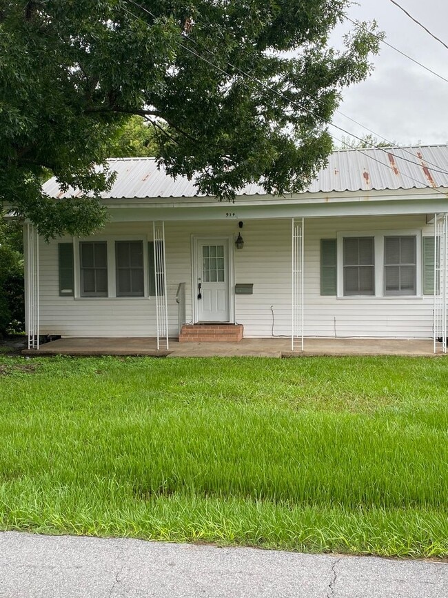 Building Photo - 2 bedroom 1 bath