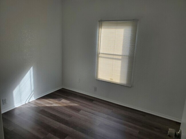 Foto del edificio - 3 bedroom house with private backyard