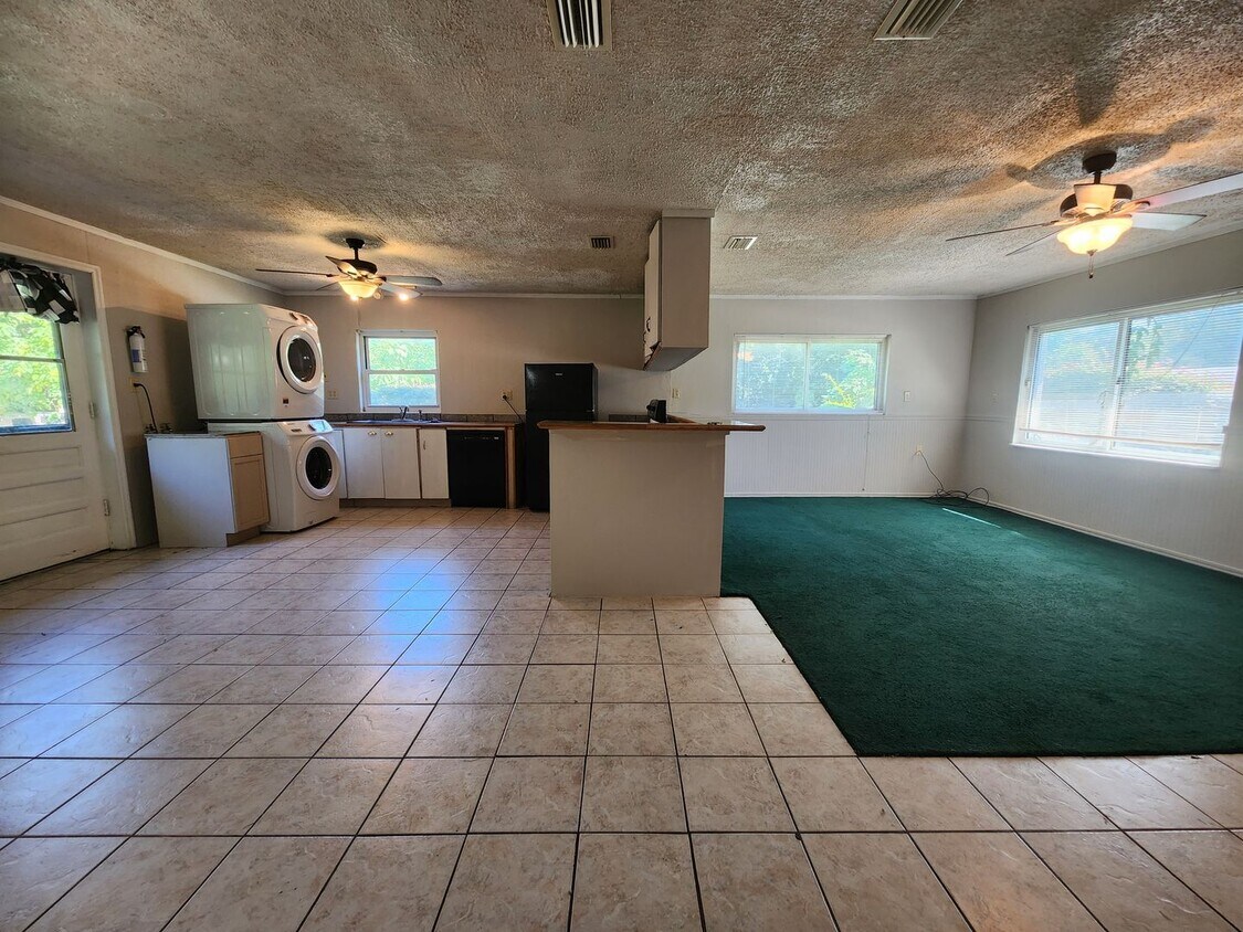 Foto del edificio - 2 Bed 1 Bath freshly updated!