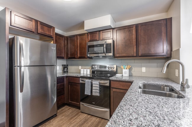 2BD 1BA 865 sq. ft. - Glenville CircleNorth Apartments