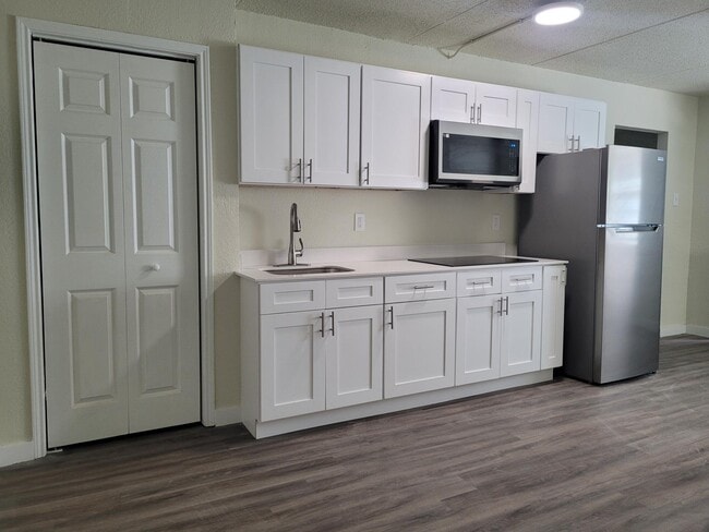 Building Photo - Broad View