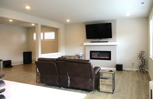 Building Photo - 5-Bedroom Home in Stetson Heights Backing to Greenbelt