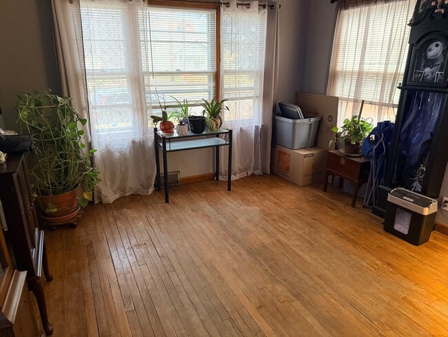 Building Photo - Spacious and Updated 4 Bed, 2 bath!!