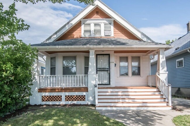 Building Photo - Updated 4-Bed Single Family Home with Clas...