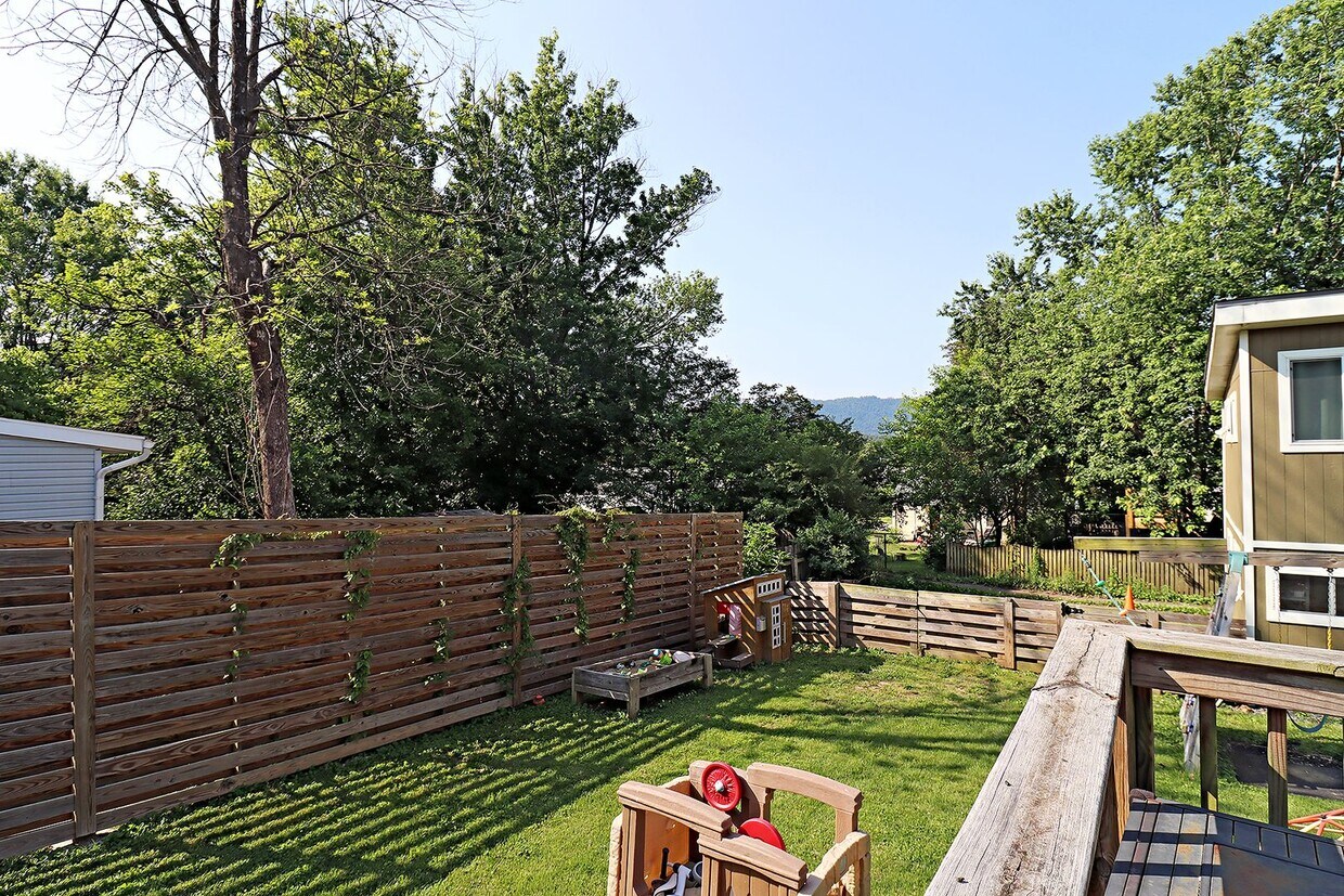 Foto del edificio - Charming Pet-Friendly Belmont Home With Fe...