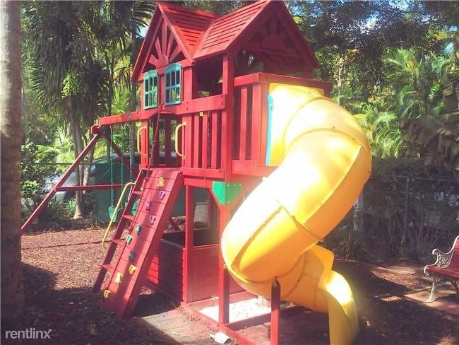 Building Photo - 4085 Poinciana Ave