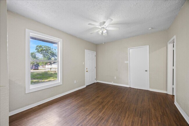 Foto del edificio - Beautiful 3/2 on Large Lot!