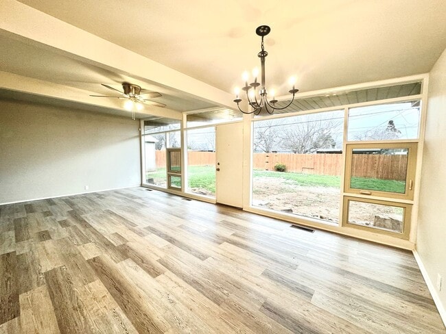 Building Photo - Cute 3/2 with Bonus Room Central Lubbock close to University