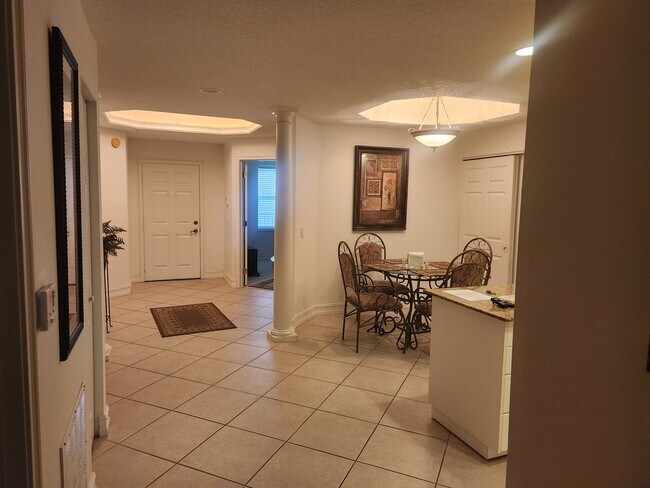 Comedor - 425 Pierce Ave
