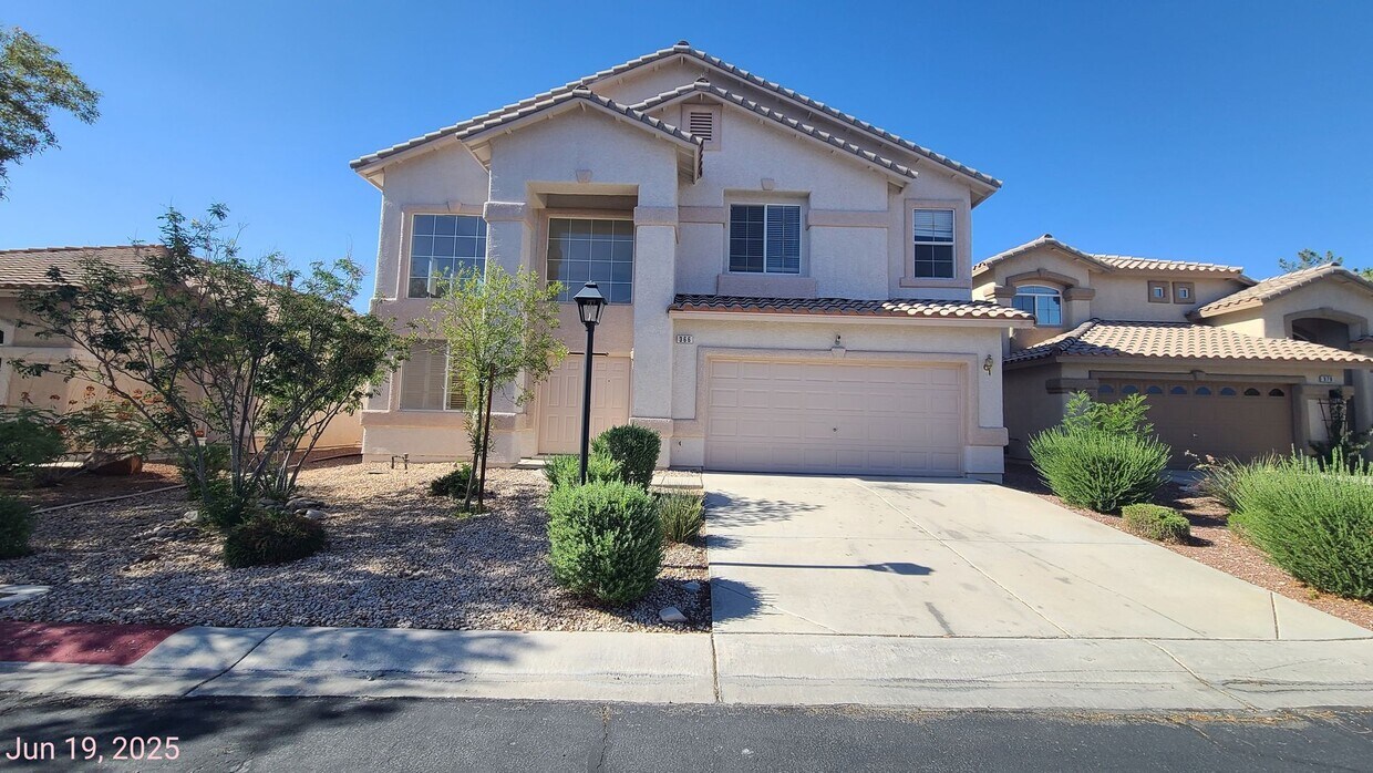 Foto principal - Beautiful 2 Story 4 Bedroom home