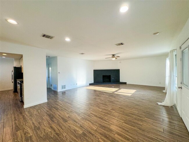 Building Photo - 6404 Woodhue Dr