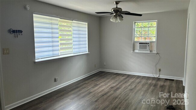 Foto del edificio - 1836 Finchley Dr