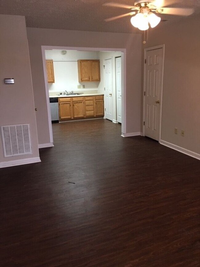 Foto del edificio - Knoxville 37920 - 2 bedroom, 1.5 bath town...