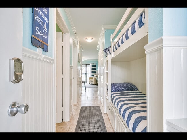 Building Photo - 6102 Seawall Blvd