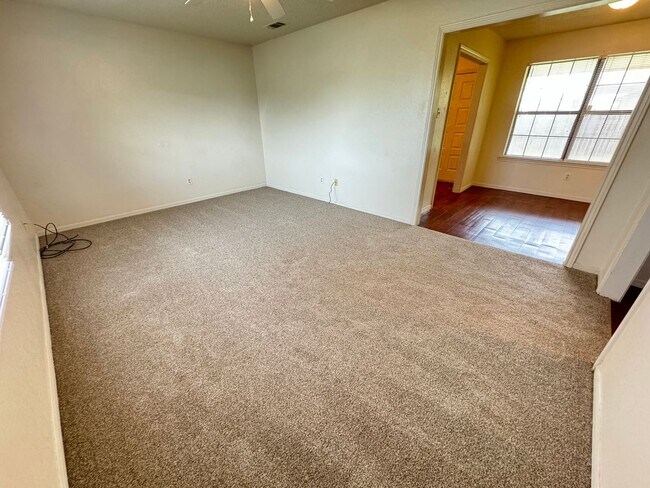 Building Photo - 3802 Hereford Ln