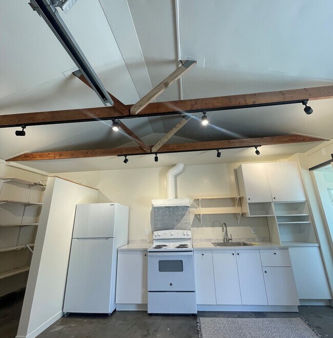 Building Photo - 40 Meadow Dr