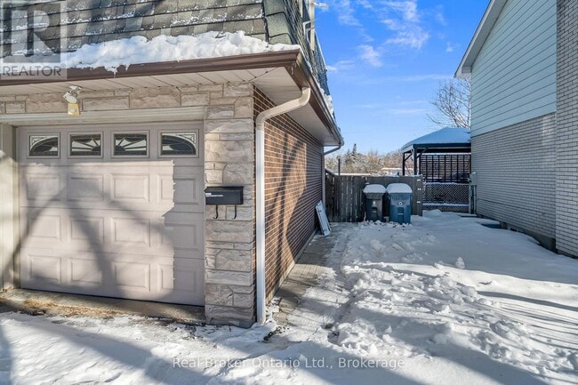 Building Photo - 61 Vanier Dr