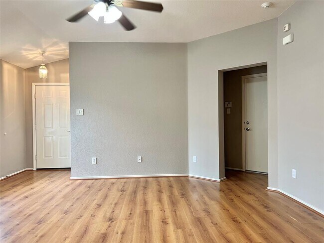 Building Photo - 1007 Barclay Dr