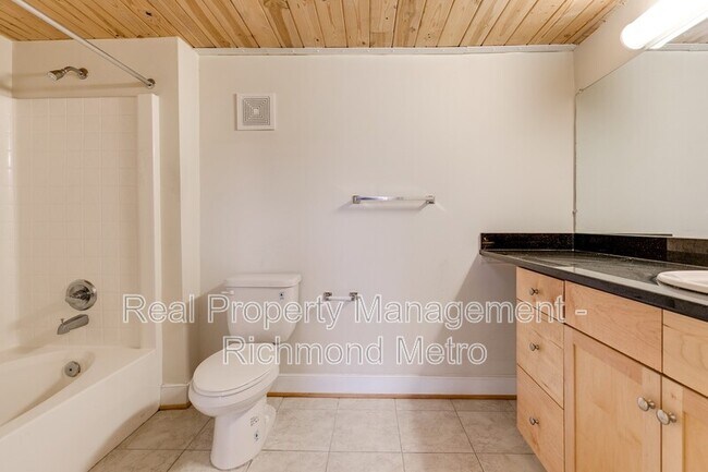 Building Photo - 1321 1/2 E. Main St.