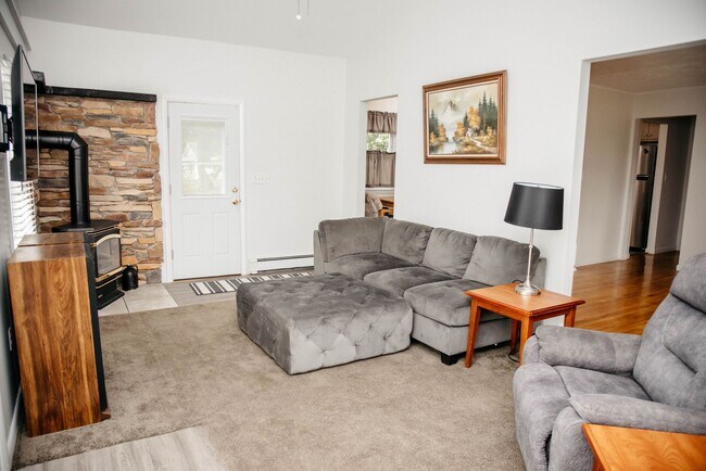 Building Photo - FULLY FURNISHED SINGLE FAMILY HOME - INTER...