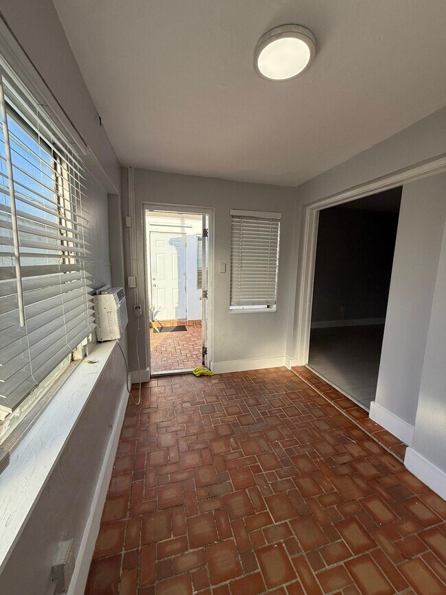 Foto del edificio - 1736 SW 21st St