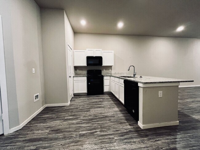 Building Photo - Great 3/2/1 Duplex in Frenship ISD