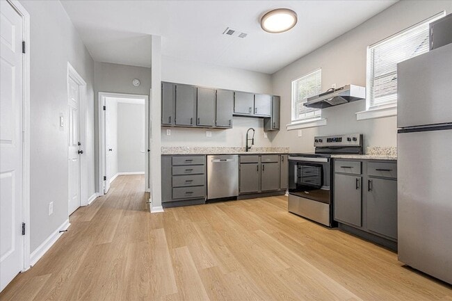 Building Photo - 2395 Forest Ave