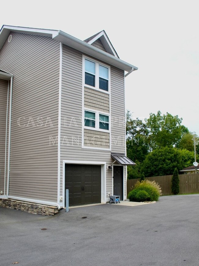 Building Photo - Summer Special! | Private Bedroom Suites | Minutes from ETSU and VA | Dog Friendly |