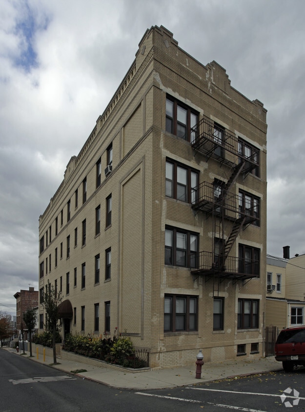 Primary Photo - 17 Weldon St