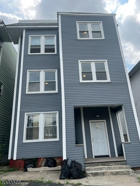 Primary Photo - 154 Johnson Ave