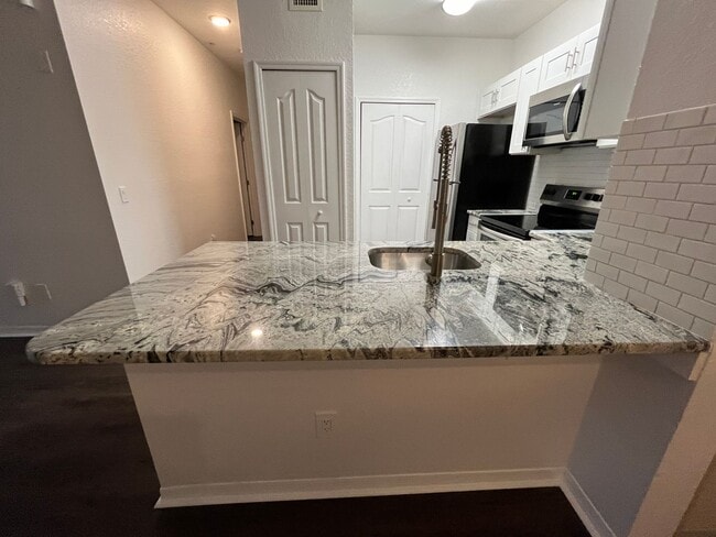 Building Photo - Wow....designer upgraded 2 bedroom with Am...