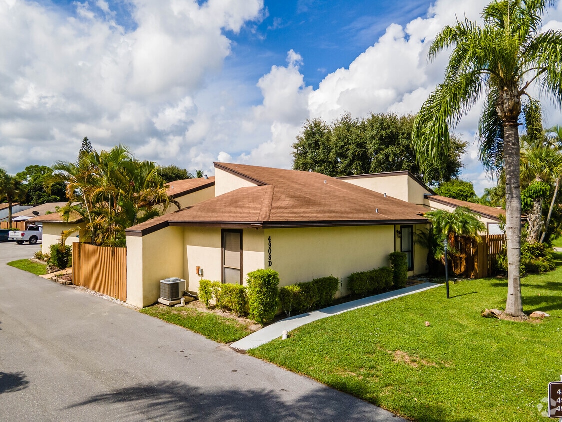 Primary Photo - Foxwood Estates