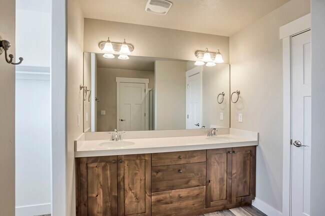 Foto del edificio - Newer 3 Bed Town Home - Provo's Southeast Bench