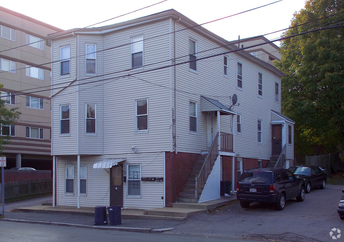 Building Photo - 27 Des Moines Rd