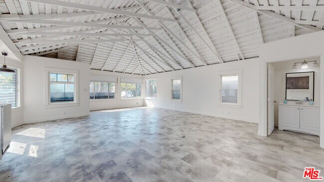 Foto del edificio - 2221 Neilson Way