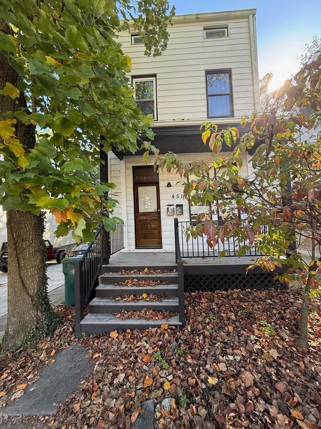 Primary Photo - 451 Warner St