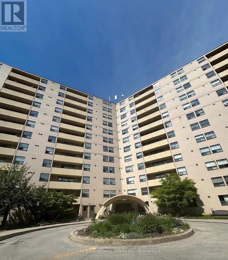 Photo principale - 700-1700 Dynes Rd