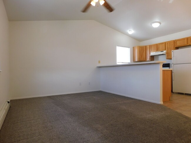 Building Photo - TWO WEEKS FREE RENT!