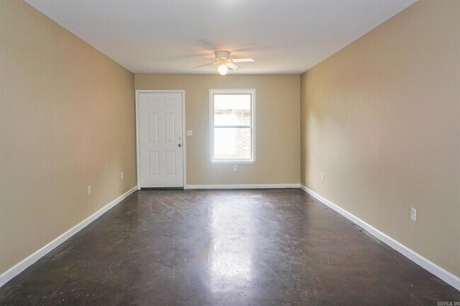 Building Photo - 407 E Allen Ave