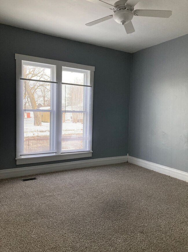 Building Photo - 3 bedroom house with fenced in back yard