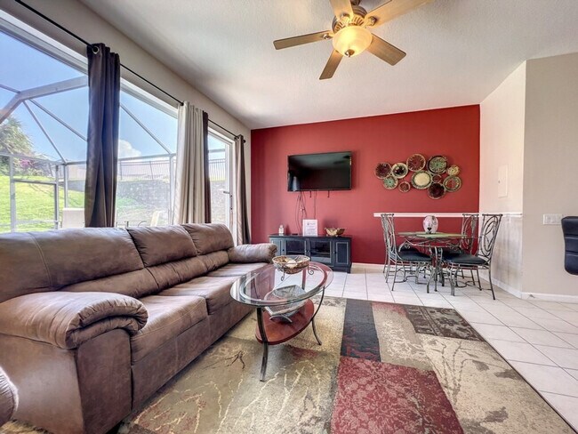 Building Photo - 2421 Silver Palm Dr