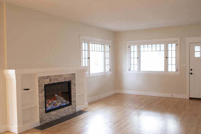 living room lots of natural light. - 715 E Lakeside Ave